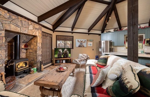 Summit Estates Cabina | Steps to Snow Summit.Updated. Cozy Fireplace. BBQ.