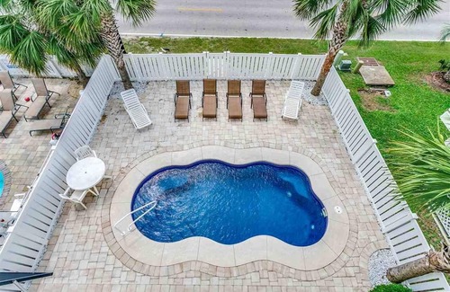 Surfside Beach Casa | Pasos a la playa y el muelle! ¡Piscina privada! Preciosa casa privada!