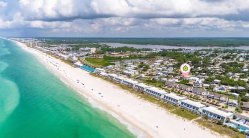 Inlet Beach Heights Casa | Steps to the beach & close to 30A! Private pool with sundeck & putt putt golf!