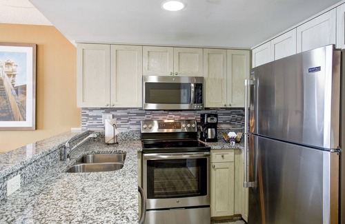 Northeast Virginia Beach Complejo | Steps to the Beach! Spacious Unit, Pool, Restaurant