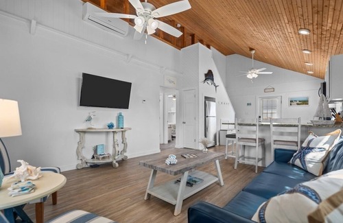 Long Beach Cabaña | Steps to the Beach Cottage: Pet-Friendly