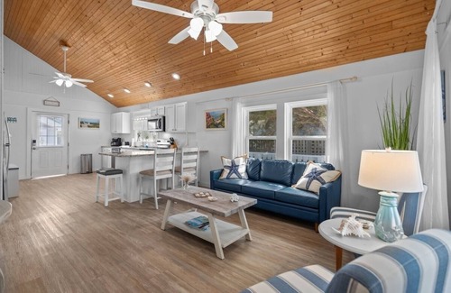 Long Beach Cabaña | Steps to the Beach Cottage: Pet-Friendly