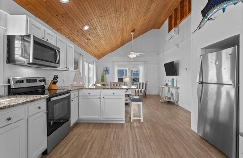 Long Beach Cabaña | Steps to the Beach Cottage: Pet-Friendly