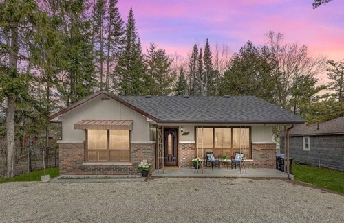 Wasaga Beach Cabaña | Steps to the Beach & Minutes to the Mountains!