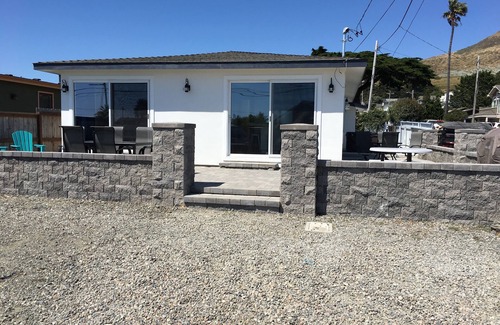 Cayucos Casa | Pasos a la playa! Limpio, blanco, crujiente + bañera de hidromasaje para una escapada relajante.