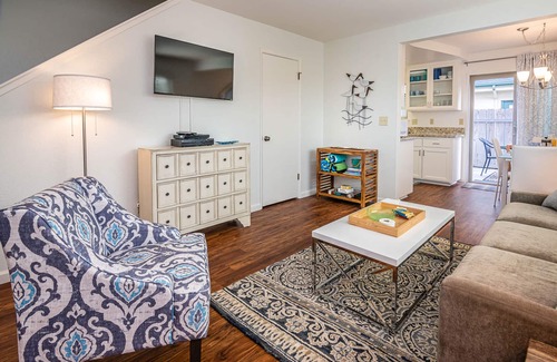 Downtown Condominio | ~ Steps To The Beach Downtown Gem!~