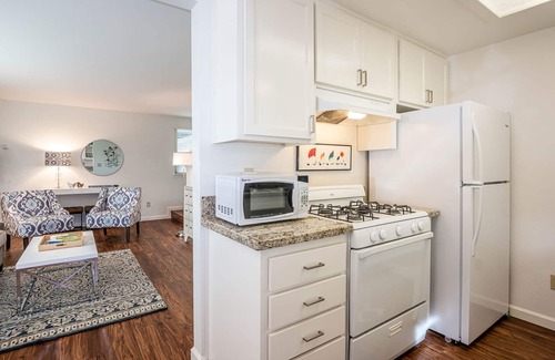 Downtown Condominio | ~ Steps To The Beach Downtown Gem!~