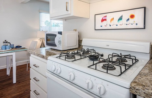 Downtown Condominio | ~ Steps To The Beach Downtown Gem!~