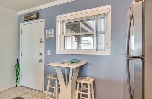 Sneads Ferry Apartamento | Steps to the Beach: Oceanfront Condo w/ Lanai!