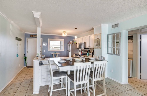 Sneads Ferry Apartamento | Steps to the Beach: Oceanfront Condo w/ Lanai!