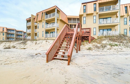 Sneads Ferry Apartamento | Steps to the Beach: Oceanfront Condo w/ Lanai!