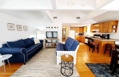 Saybrook Manor Casa | Steps to the Beach, Cozy Year Round Cottage 🐾 Pet Friendly