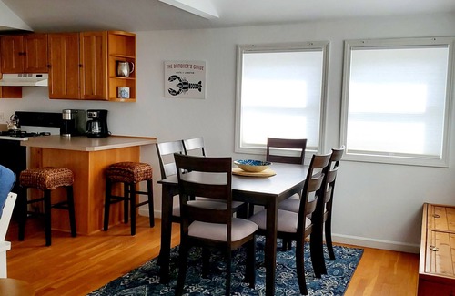Saybrook Manor Casa | Steps to the Beach, Cozy Year Round Cottage 🐾 Pet Friendly