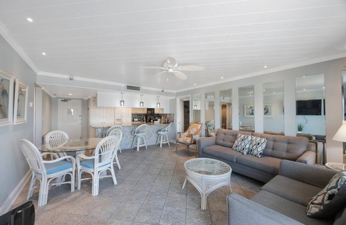 Madeira Beach Condominio | Steps to the Sand | Bright & Updated 2BR/2BA Beachfront Condo