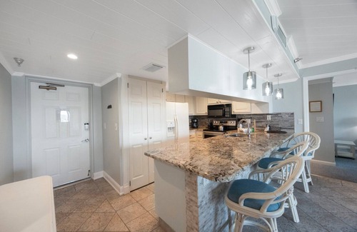Madeira Beach Condominio | Steps to the Sand | Bright & Updated 2BR/2BA Beachfront Condo