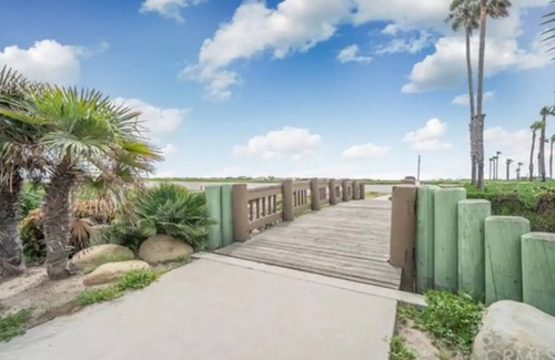 Port Hueneme Condominio | Steps to the Sand! Luxury 2 bdrm Condo with an Ocean View