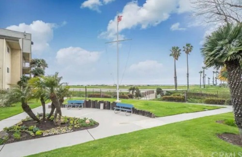 Port Hueneme Condominio | Steps to the Sand! Luxury 2 bdrm Condo with an Ocean View