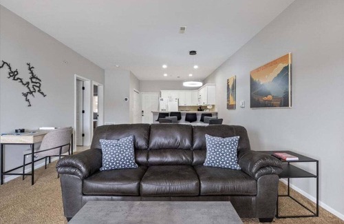 Camdenton Condominio | Steps to Water, Serene View, Updated Condo Family Fun w/ 3 Pools in Camdenton
