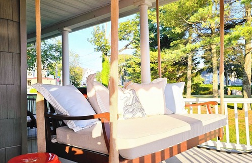 Groton Casa | Steps to Waterfront Golf! Your Own Backyard Private Beach w/Loungers & Umbrellas