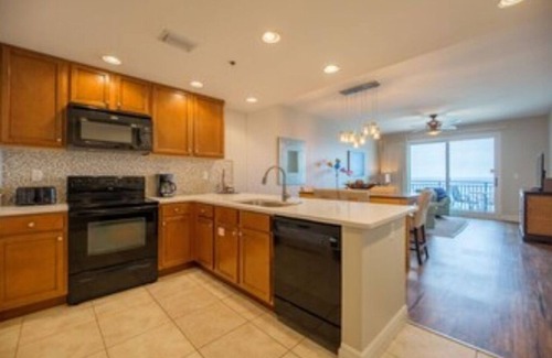 El Centro Beach Condominio | Sterling Breeze 1402 Walk to Pier Park