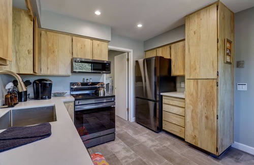 Prescott Casa | Stevie's Place: A Groovy Cabin Near Downtown Prescott