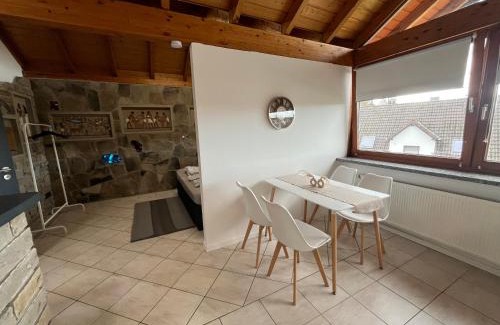 Hoehr-Grenzhausen Apartamento | Stilvolle Wohnung mit Terasse und Garten