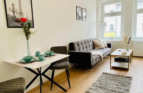 Andreasvorstadt Apartamento | Stilvolles Apartment in zentraler Lage - Smart-TV, Queensize-Bett, Altbaustil, Küche in City-Nähe