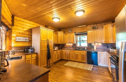 Ennice Cabina | Stocked Fishing Pond + Private + Hot Tub + Game Room!