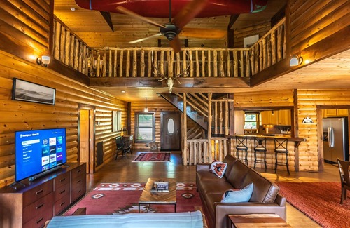Ennice Cabina | Stocked Fishing Pond + Private + Hot Tub + Game Room!