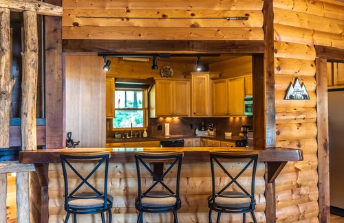 Ennice Cabina | Stocked Fishing Pond + Private + Hot Tub + Game Room!