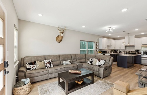 Fort Worth Casa | Stockyard Summit - Stylish New Home 2 Min to Fort Worth Stockyards. Sleeps 8!
