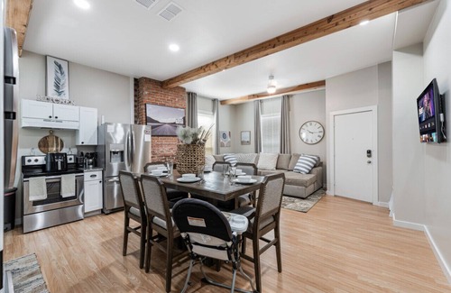 Fort Worth Casa | Stockyards- 4min | Pet Friendly | 3BR Luxe Gem