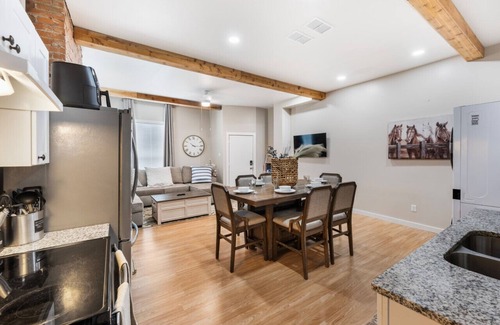 Fort Worth Casa | Stockyards- 4min | Pet Friendly | 3BR Luxe Gem