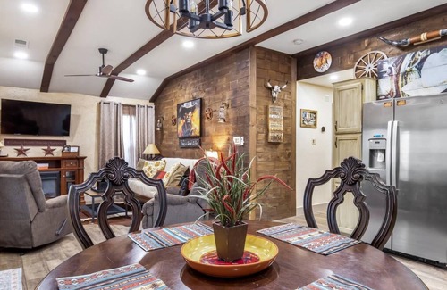 Fort Worth Casa | Stockyards 5 mins!-New!-Sleeps 8. Cowboy Bungalow, TCU close by