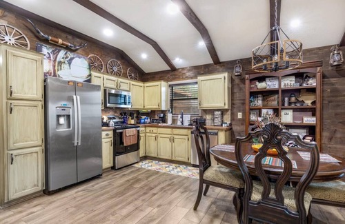 Fort Worth Casa | Stockyards 5 mins!-New!-Sleeps 8. Cowboy Bungalow, TCU close by