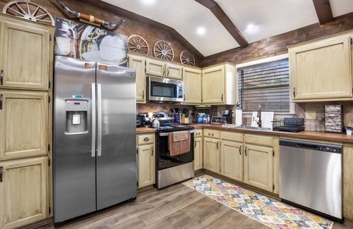Fort Worth Casa | Stockyards 5 mins!-New!-Sleeps 8. Cowboy Bungalow, TCU close by