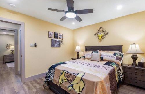 Fort Worth Casa | Stockyards 5 mins!-New!-Sleeps 8. Cowboy Bungalow