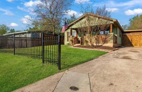 Fort Worth Casa | Stockyards 5 mins!-New!-Sleeps 8. Cowboy Bungalow