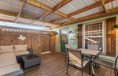 Fort Worth Casa | Stockyards 5 mins!-New!-Sleeps 8. Cowboy Bungalow