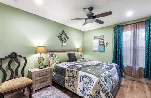 Fort Worth Casa | Stockyards 5 mins!-New!-Sleeps 8. Cowboy Bungalow