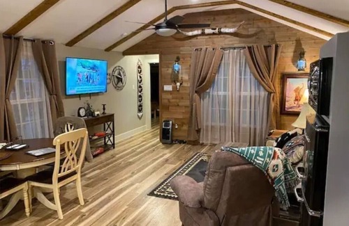 Fort Worth Cabina | Stockyards-Walk 1 Block to StockYards-Cowboy Cabin, TCU close by