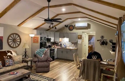 Fort Worth Cabina | Stockyards-Walk 1 Block to StockYards-Cowboy Cabin, TCU close by