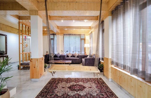Manali Chalet De Esquí | Stone and wood cosy chalet admist apple garden with a beautiful law
