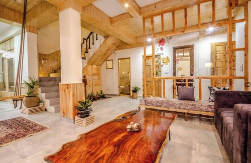Manali Chalet De Esquí | Stone and wood cosy chalet admist apple garden with a beautiful law