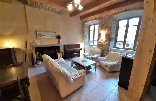 La Chaise-Dieu Cama Y Desayuno | Stone and wood guest rooms with large garden in the heart of the village!