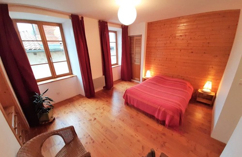 La Chaise-Dieu Cama Y Desayuno | Stone and wood guest rooms with large garden in the heart of the village!