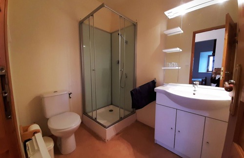 La Chaise-Dieu Cama Y Desayuno | Stone and wood guest rooms with large garden in the heart of the village!