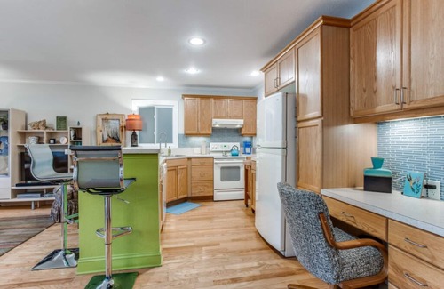 The Peninsula Cabaña | Stone Cottage Guest House at White Rock Lake