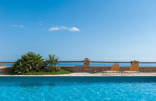 Kerames Villa | Casa de piedra de Creta en el acantilado con vistas al mar de Libia