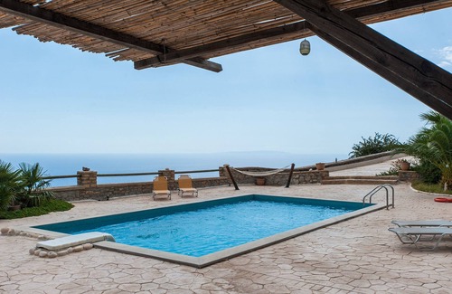Kerames Villa | Casa de piedra de Creta en el acantilado con vistas al mar de Libia